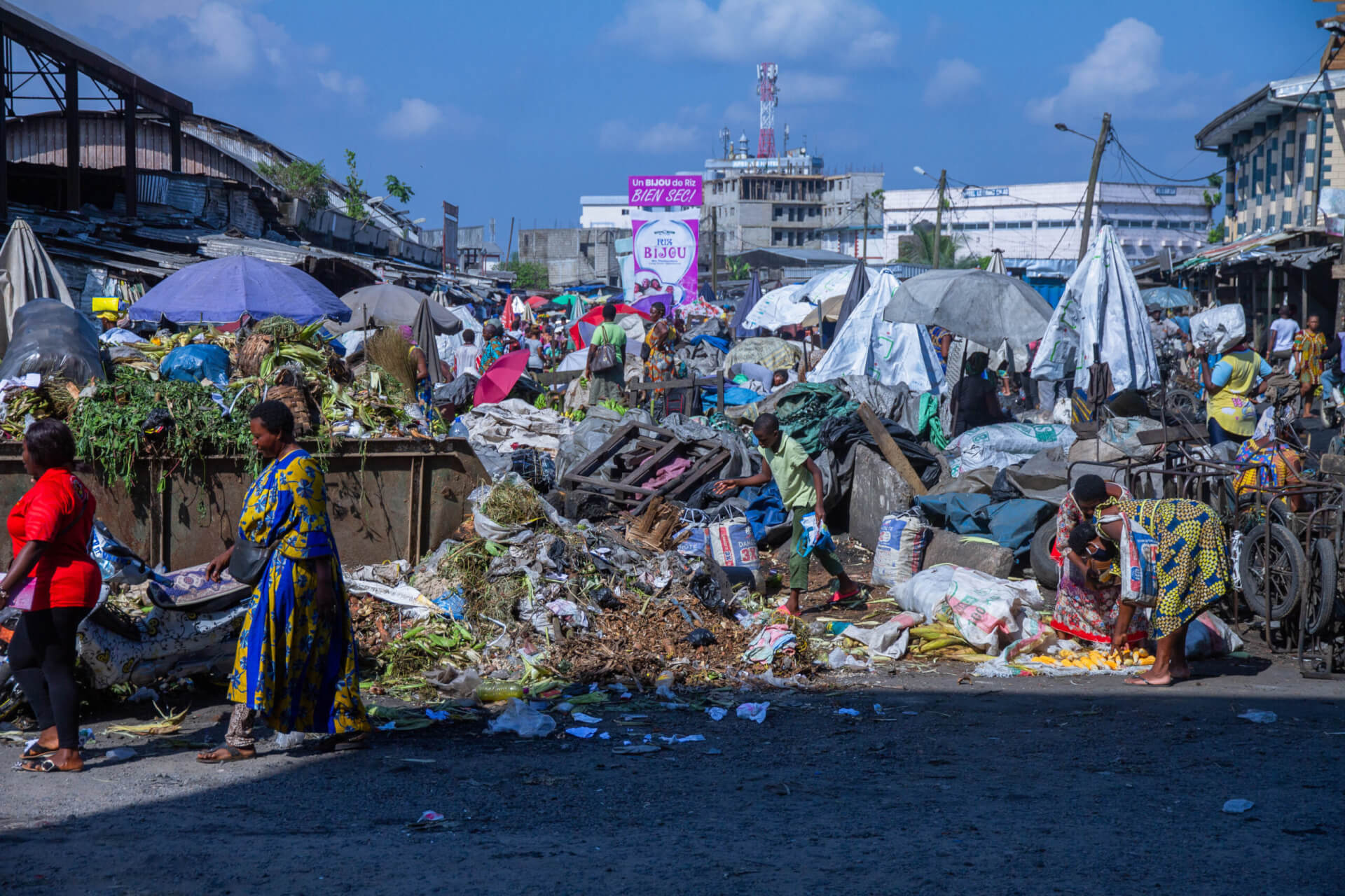 Daily life in the markets of Douala, with little waste collection or sorting